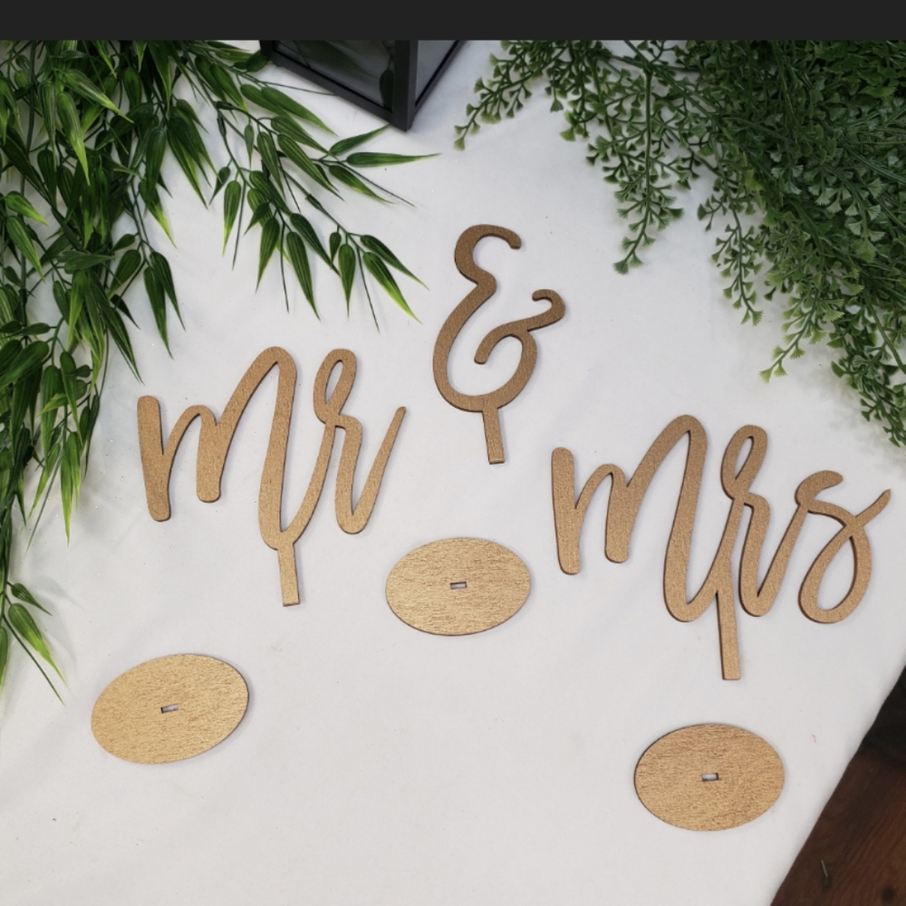 Mr & Mrs sign